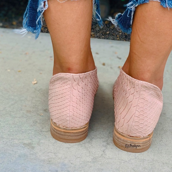 HP✨ Blush Snake texture Side cut out flats - Picture 3 of 5